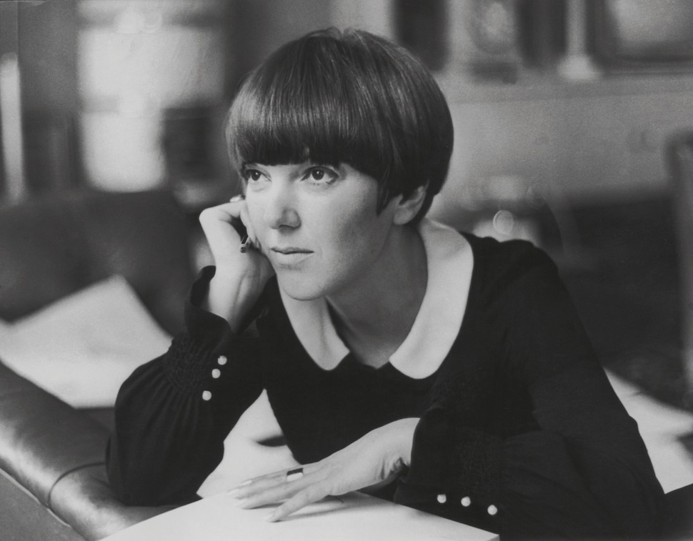 Mary Quant at her apartment in Draycott Place, Chelsea, London, c.1965 © Keystone-France, Gamma-Keystone, Getty Images