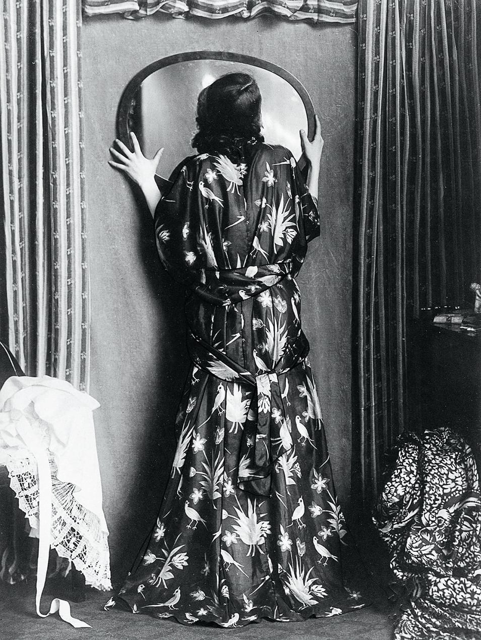 Actress Grete Jacobson in a house dress from the Wiener Werkstätte