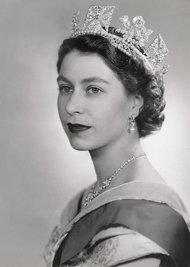The Queen'S Jewellery Is Now On Display At Buckingham Palace